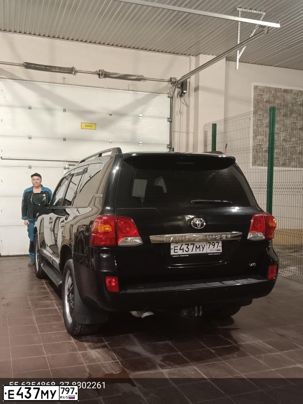 Фото автомобиля TOYOTA LANDCRUISER 200, 2013 — госномер У333ЕЕ197. Цвет: ЧЕРНЫЙ
