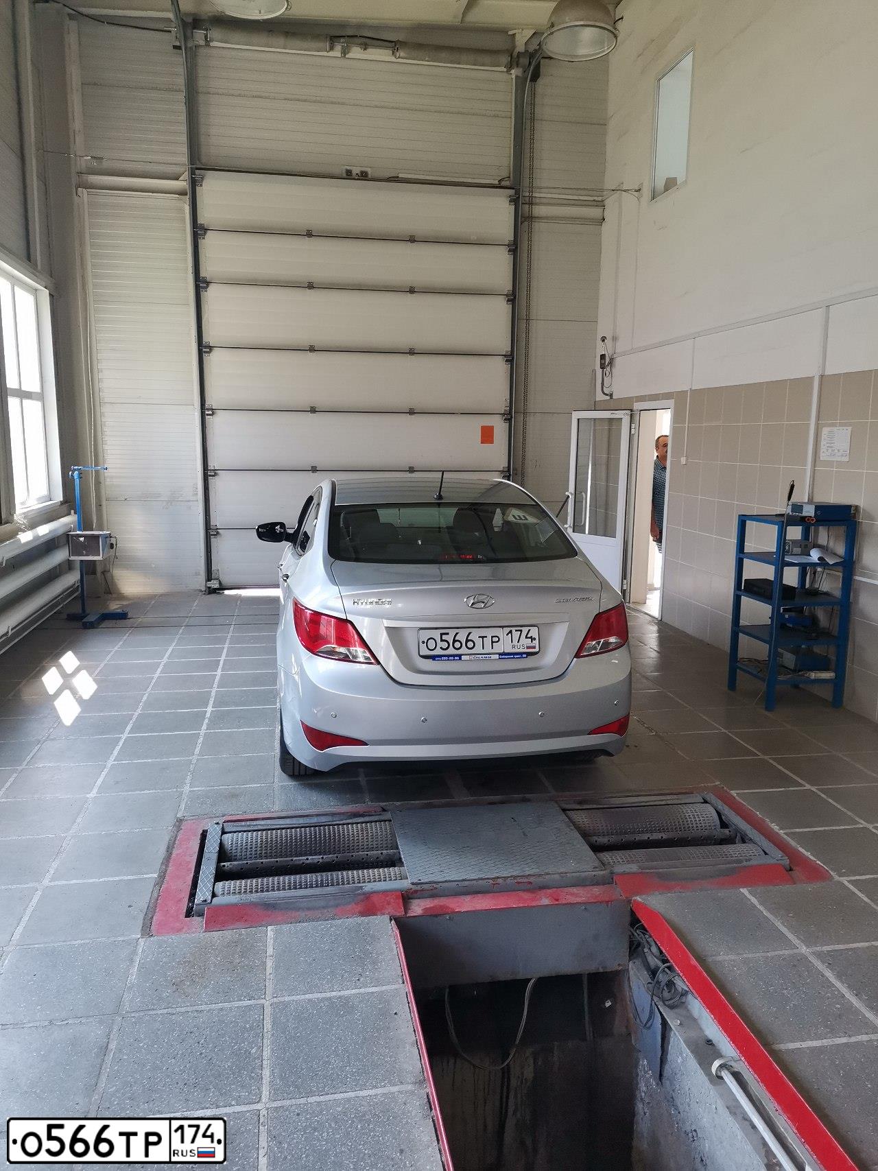 Фото автомобиля HYUNDAI SOLARIS, 2014 — госномер О566ТР174. Цвет: СЕРЕБРИСТЫЙ
