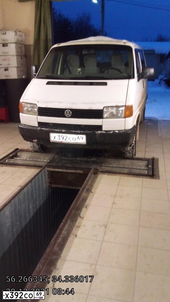 Фото автомобиля VOLKSWAGEN TRANSPORTER, 1991 — госномер Х392СО69. Цвет: Белый