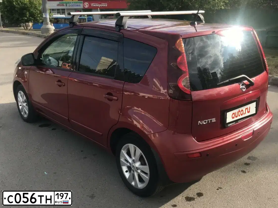 Фото автомобиля NISSAN NOTE, 2012 — госномер О276СО69. Цвет: Красный