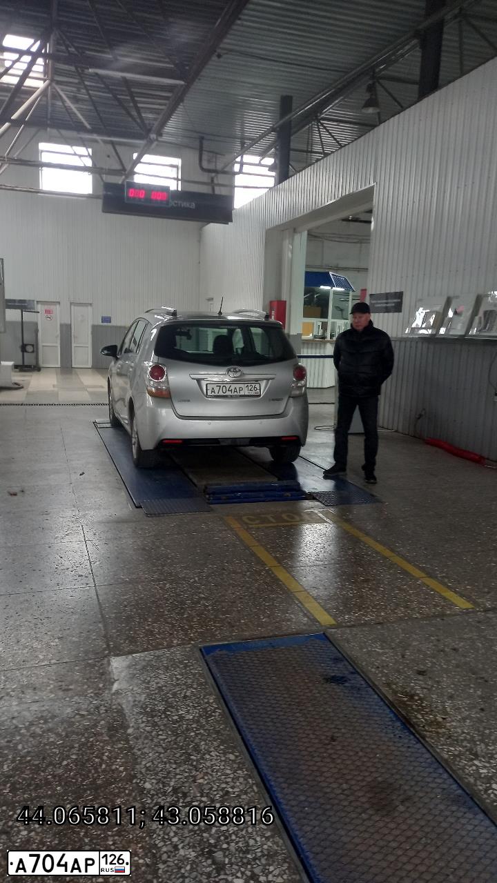Фото автомобиля TOYOTA VERSO, 2013 — госномер А704АР126. Цвет: СЕРЕБРИСТЫЙ