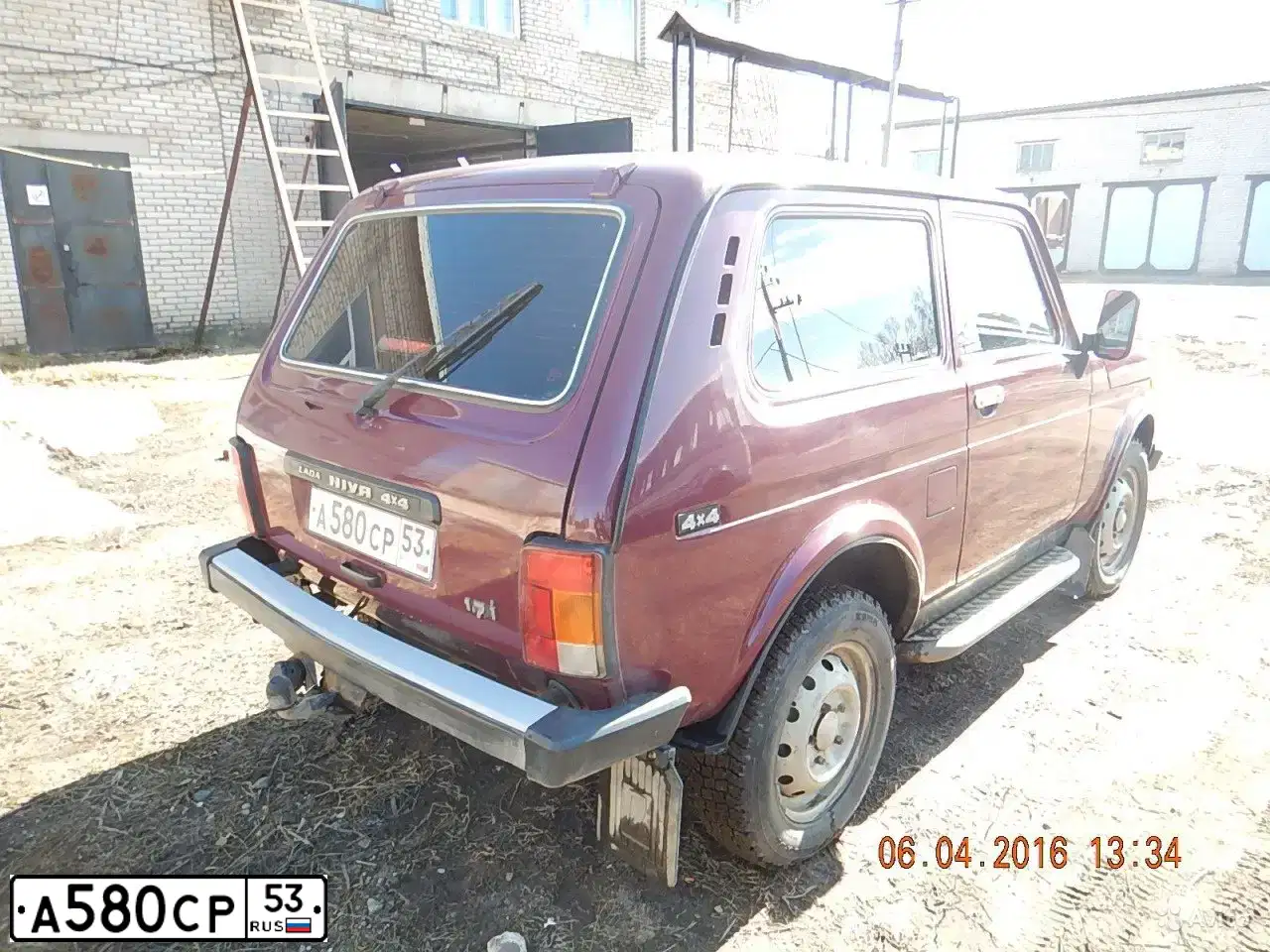 Фото автомобиля LADA 2121 NIVA, 2003 — госномер А580СР53. Цвет: ТЕМНО-БОРДОВЫЙ