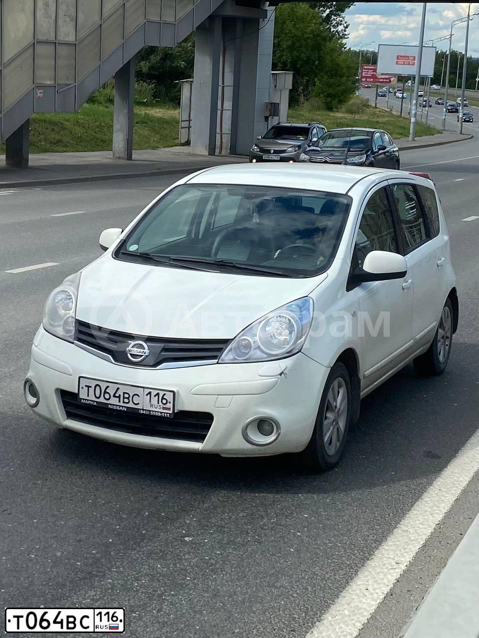 Фото автомобиля NISSAN NOTE, 2013 — госномер Т064ВС116. Цвет: БЕЛЫЙ