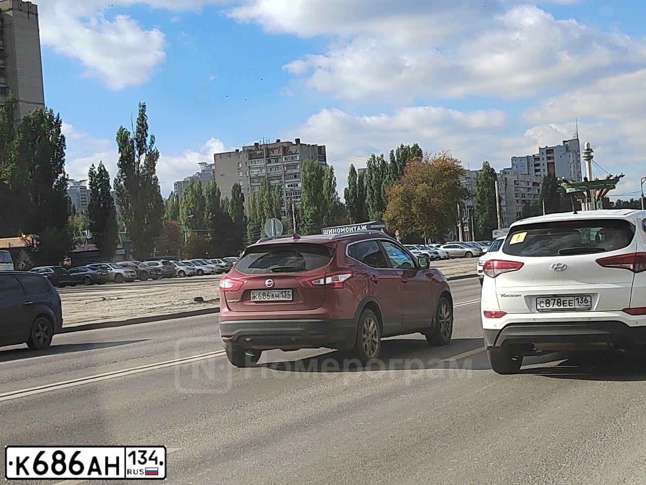 Фото автомобиля NISSAN QASHQAI, 2018 — госномер С125ЕС799. Цвет: Красный