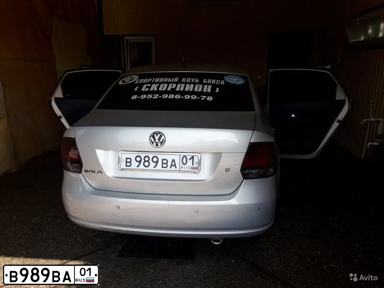 Фото автомобиля VOLKSWAGEN POLO, 2010 — госномер В989ВА01. Цвет: Серебристо-Желтый