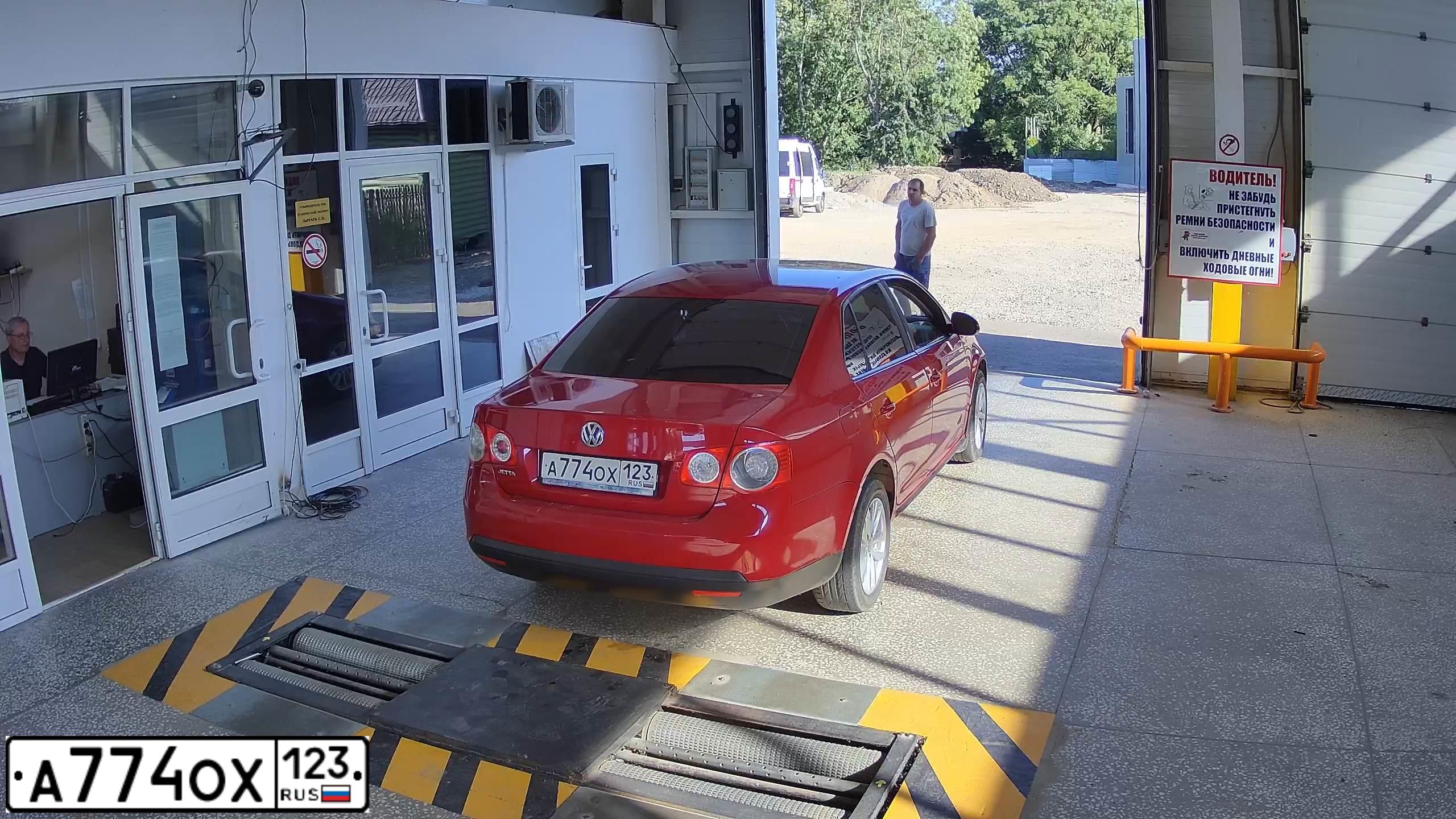 Фото автомобиля VOLKSWAGEN JETTA, 2007 — госномер А774ОХ123. Цвет: КРАСНЫЙ