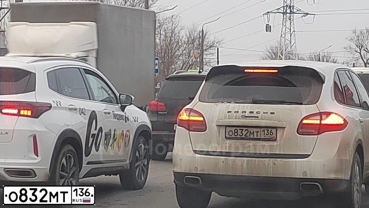 Фото автомобиля PORSCHE CAYENNE, 2013 — госномер О832МТ136. Цвет: Белый