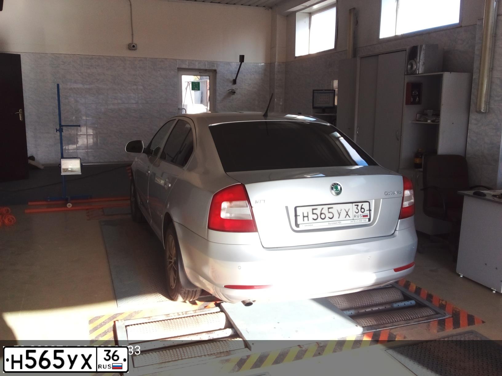Фото автомобиля SKODA OCTAVIA, 2013 — госномер Н565УХ36. Цвет: СЕРЕБРИСТЫЙ