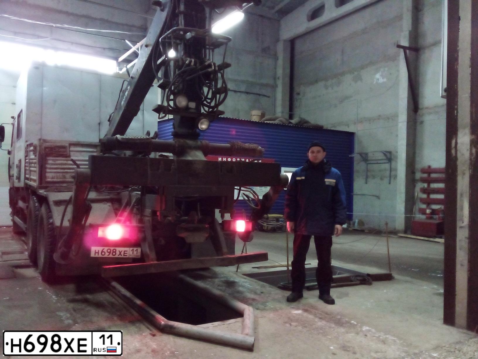 Фото автомобиля MAZ MAN MAZ-MAN 6312 /6X4/, 2010 — госномер Р698ХЕ11. Цвет: ВИШНЕВЫЙ