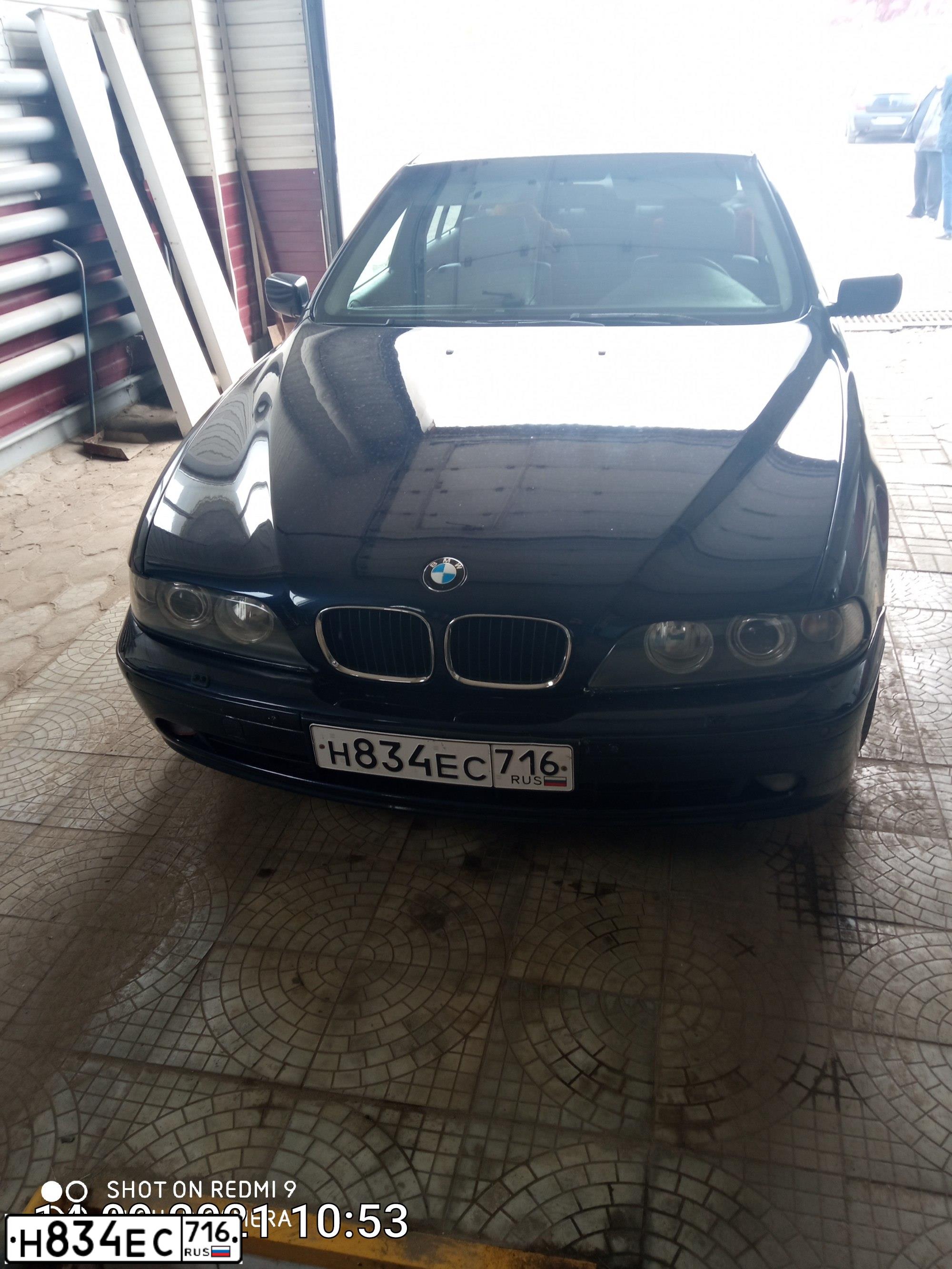 Фото автомобиля BMW SERIE 5, 2001 — госномер У702УР43. Цвет: синий