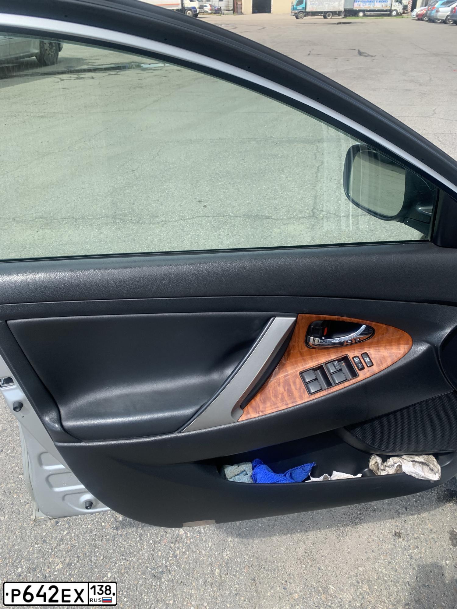 Фото автомобиля TOYOTA CAMRY, 2007 — госномер Е648УН177. Цвет: Серебристый