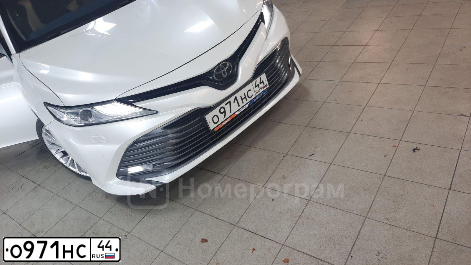Фото автомобиля TOYOTA CAMRY, 2019 — госномер Х142УН72. Цвет: БЕЛЫЙ