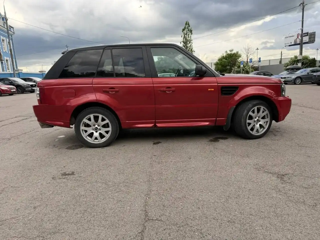 Фото автомобиля LANDROVER RANGE ROVER SPORT, 2007 — госномер Т048АР250. Цвет: ТЕМНО-КРАСНЫЙ