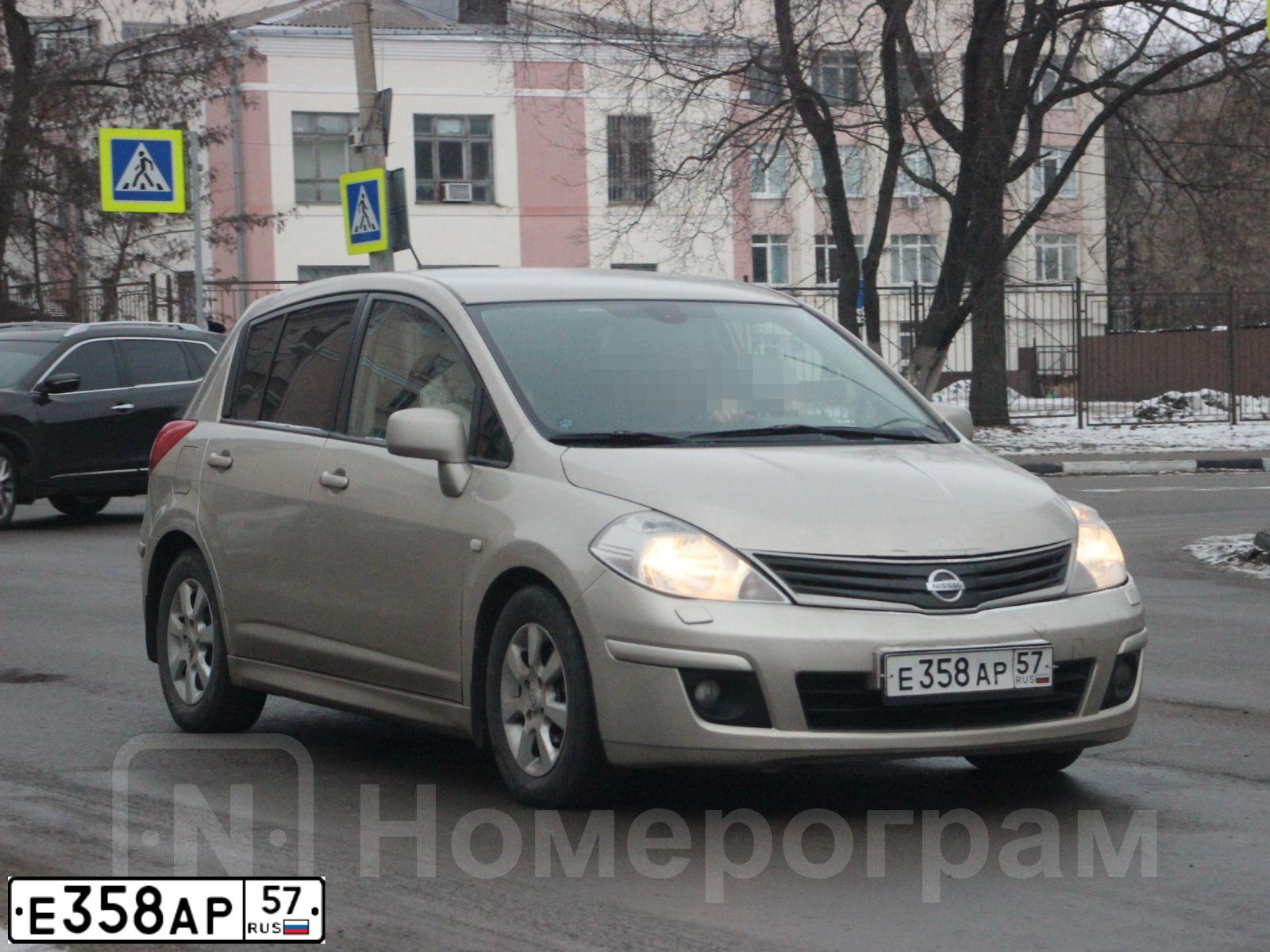 Фото автомобиля NISSAN TIIDA, 2011 — госномер Е358АР57. Цвет: СВЕТЛО-КОРИЧНЕВЫЙ