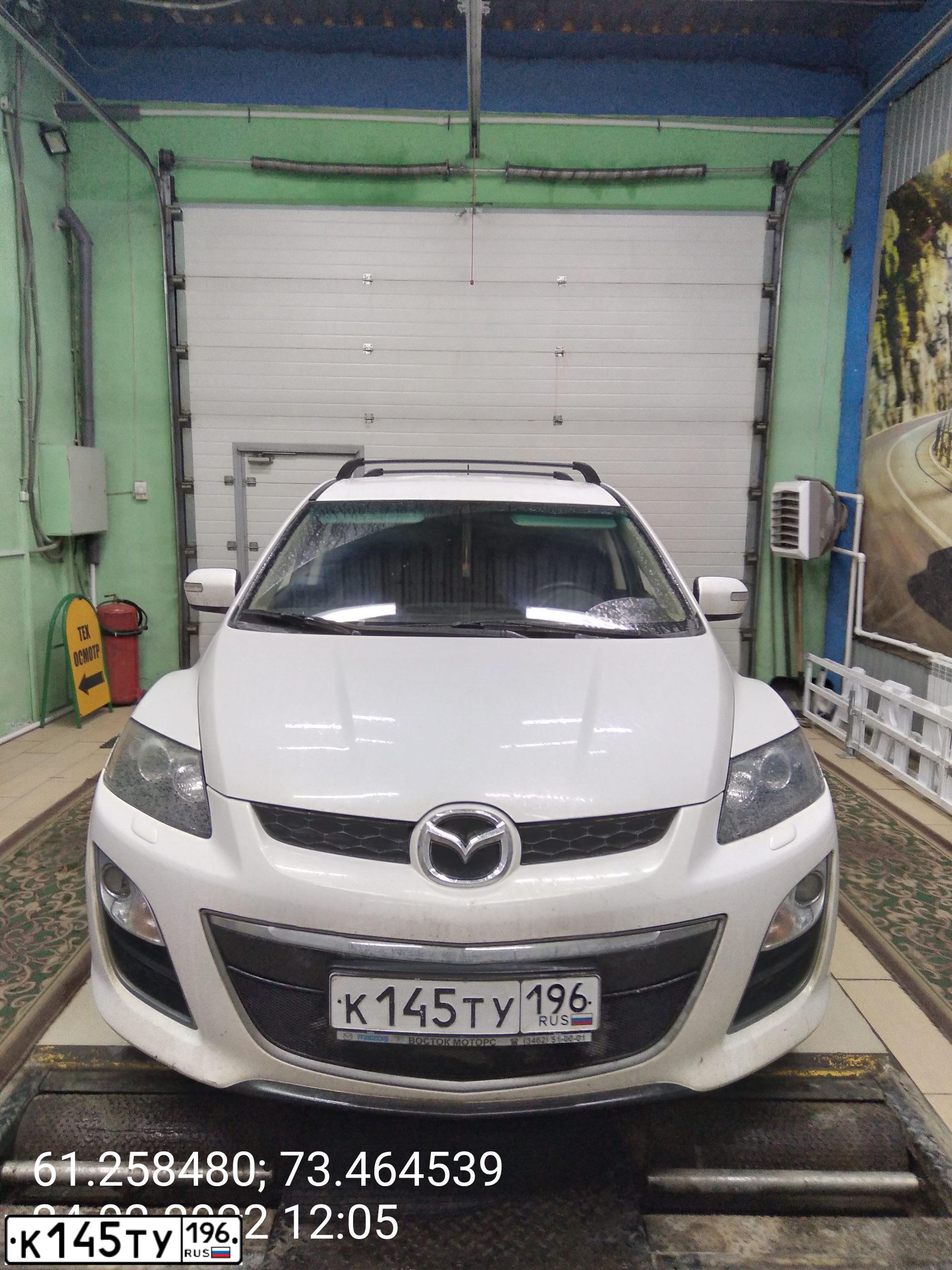 Фото автомобиля MAZDA CX-7, 2010 — госномер Е210ММ186. Цвет: Белый