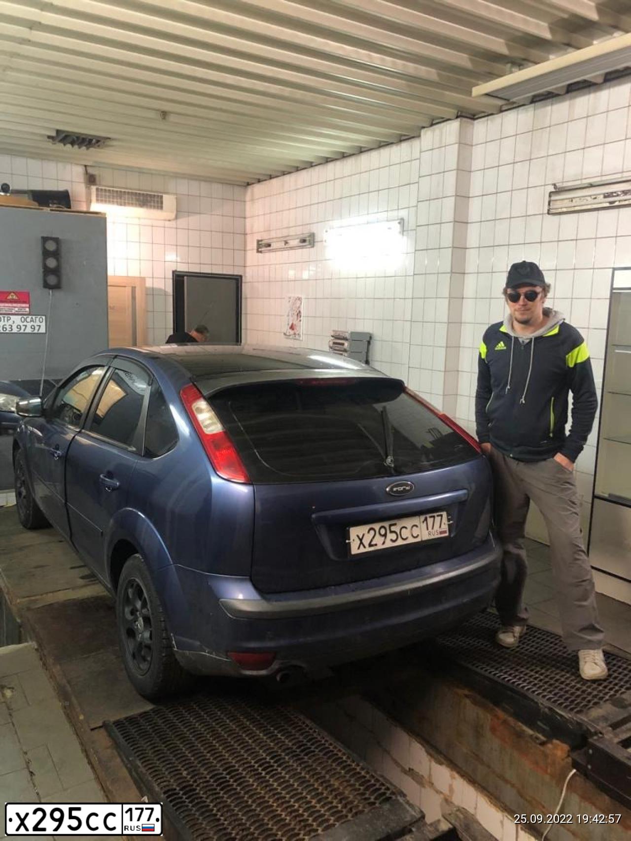 Фото автомобиля FORD D FOCUS, 2007 — госномер Е496СА702. Цвет: синий