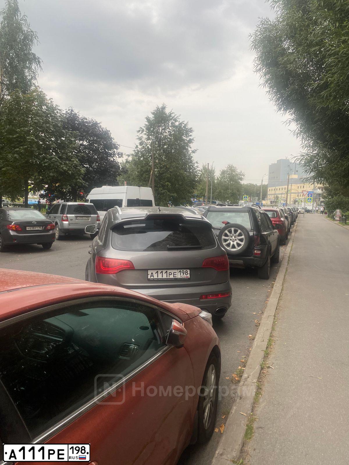 Фото автомобиля AUDI Q7, 2012 — госномер А111РЕ198. Цвет: Серый