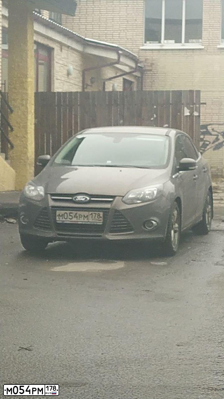 Фото автомобиля FORD FOCUS, 2012 — госномер М054РМ178. Цвет: СЕРО-КОРИЧНЕВЫЙ