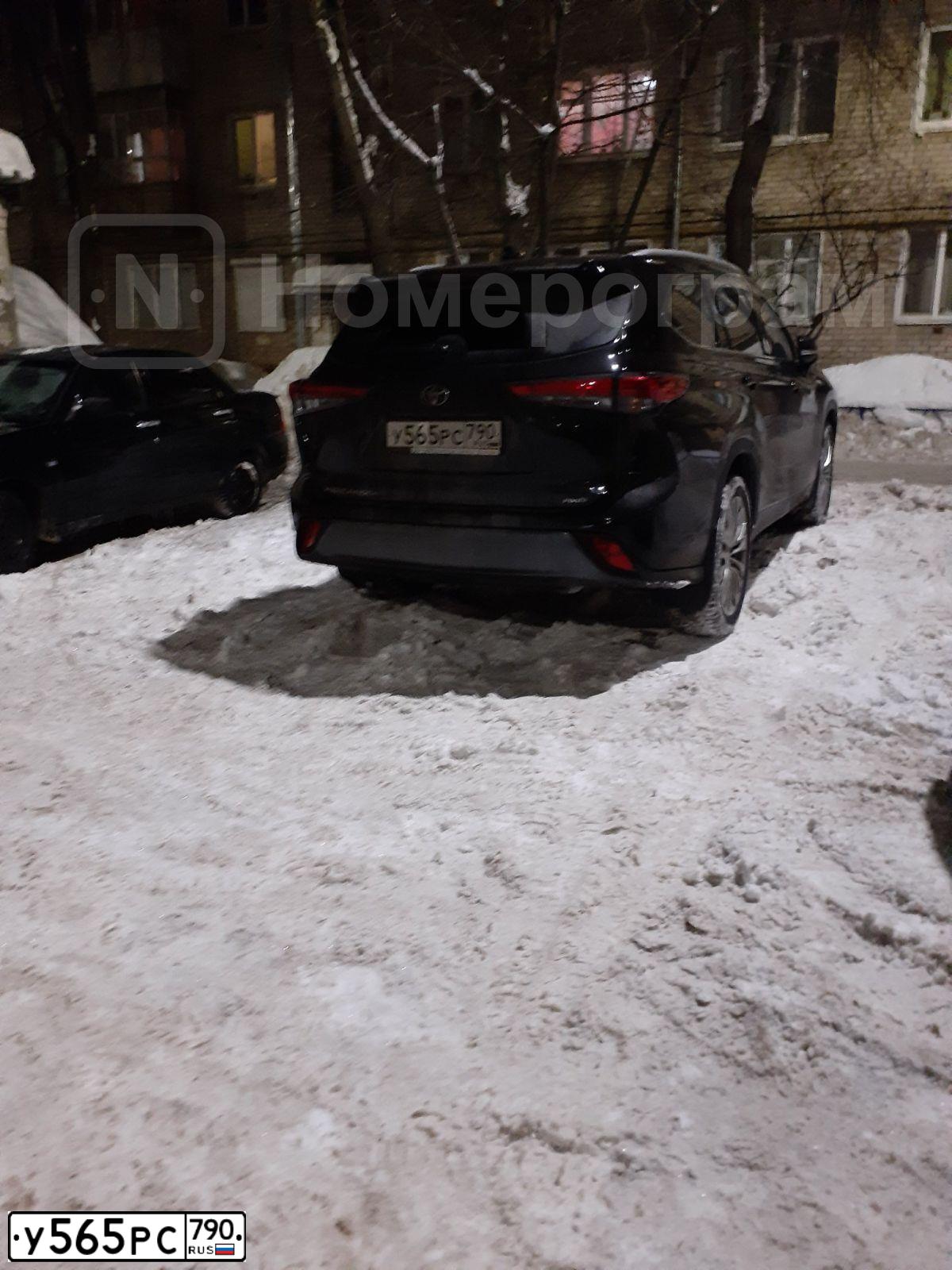 Фото автомобиля TOYOTA HIGHLANDER, 2021 — госномер У565РС790. Цвет: ЧЕРНЫЙ