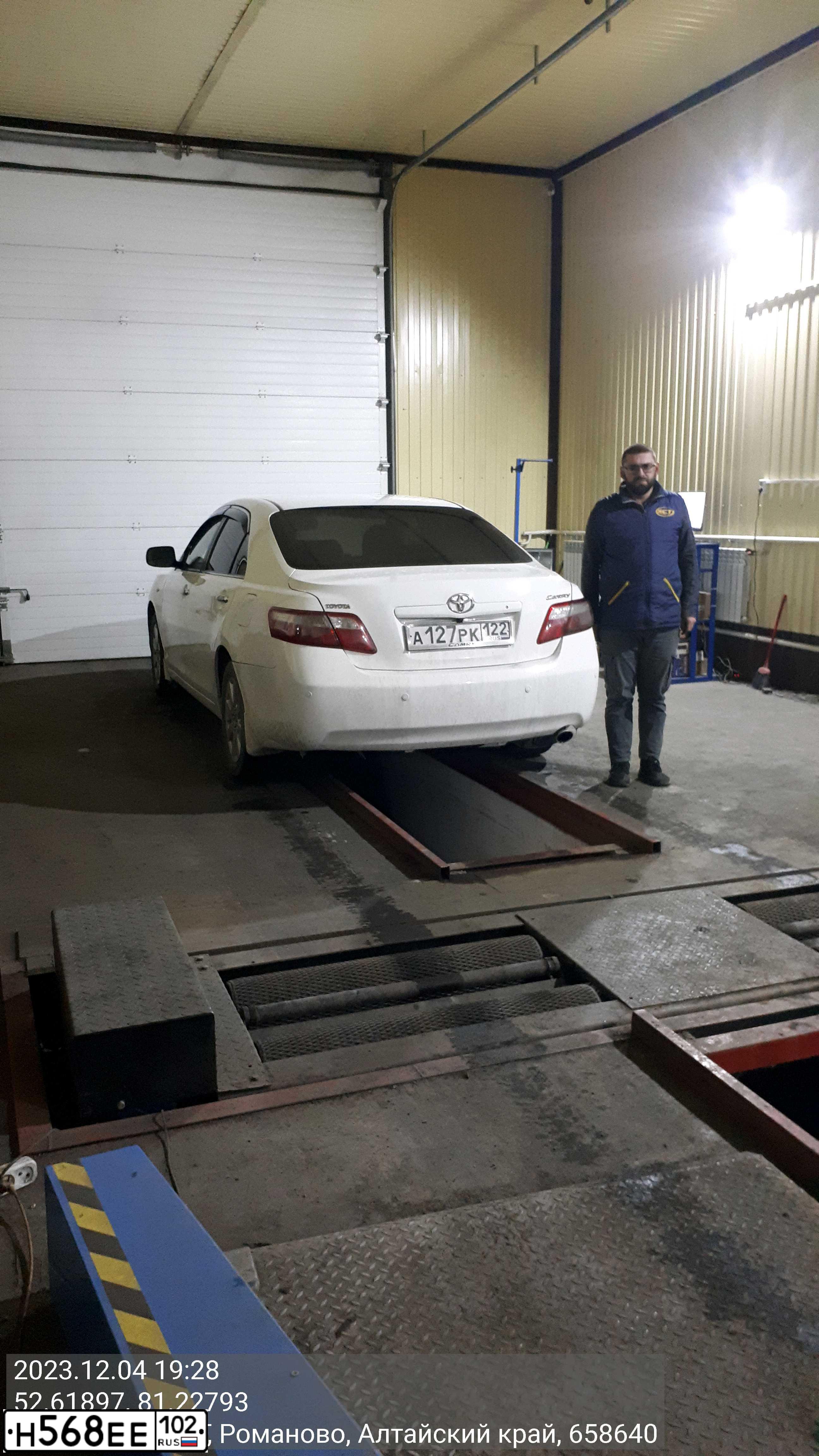 Фото автомобиля TOYOTA CAMRY, 2008 — госномер У697ОТ26. Цвет: Белый