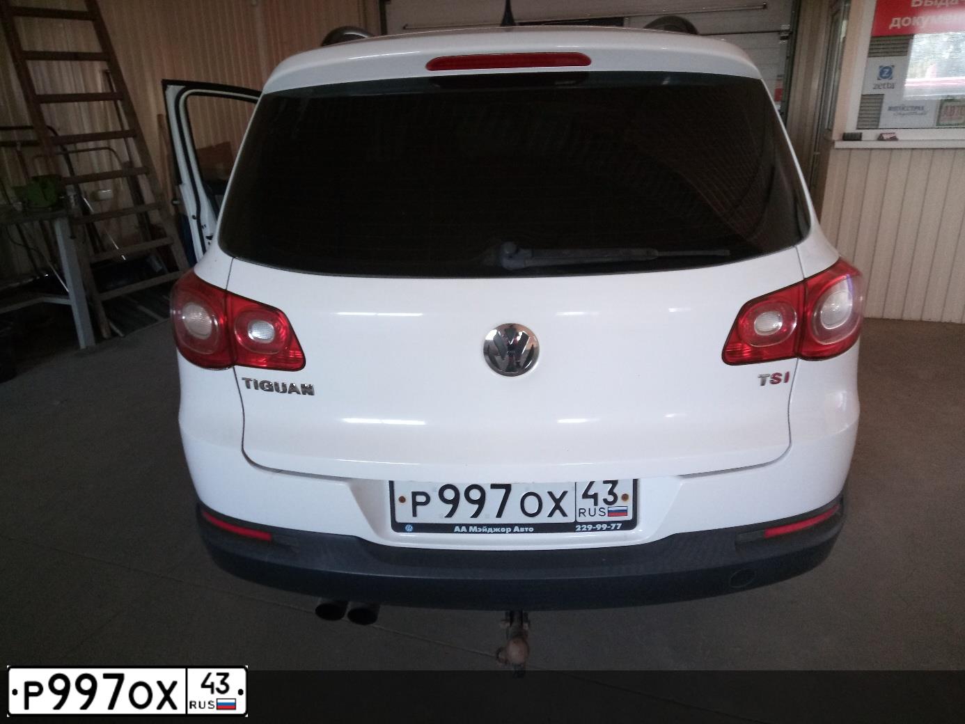 Фото автомобиля VOLKSWAGEN TIGUAN, 2009 — госномер Р997ОХ43. Цвет: Белый