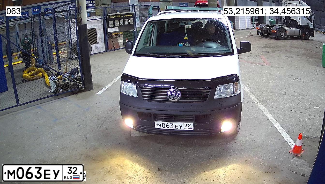 Фото автомобиля VOLKSWAGEN CARAVELLE, 2008 — госномер М063ЕУ32. Цвет: БЕЛЫЙ