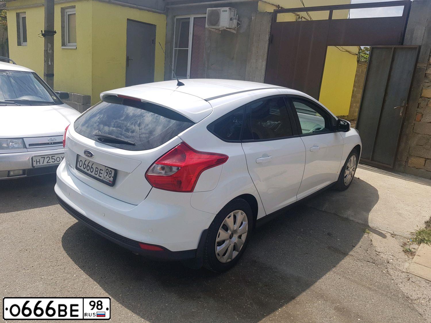 Фото автомобиля FORD FOCUS, 2013 — госномер О666ВЕ98. Цвет: ЧЕРНЫЙ