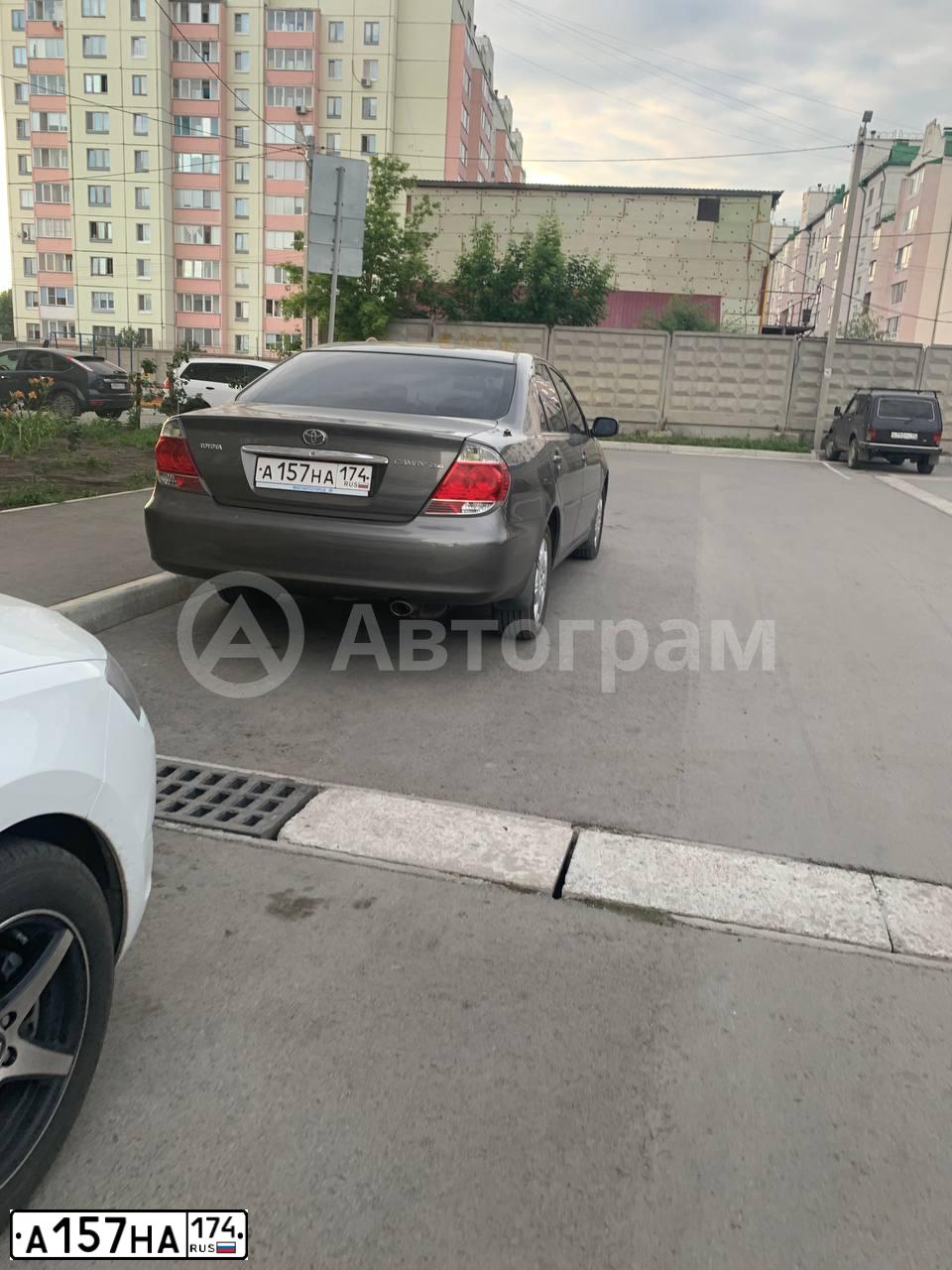 Фото автомобиля TOYOTA CAMRY, 2004 — госномер А157НА174. Цвет: СЕРЫЙ