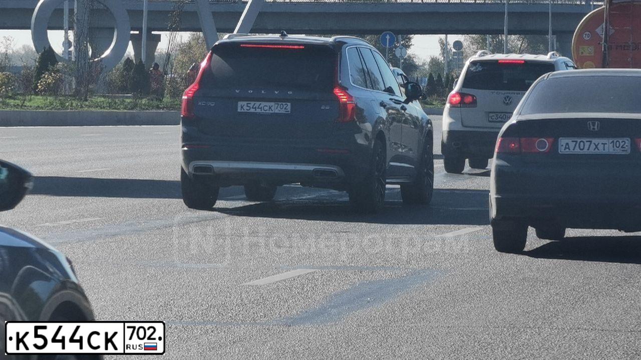 Фото автомобиля VOLVO XC90, 2019 — госномер К544СК702. Цвет: синий