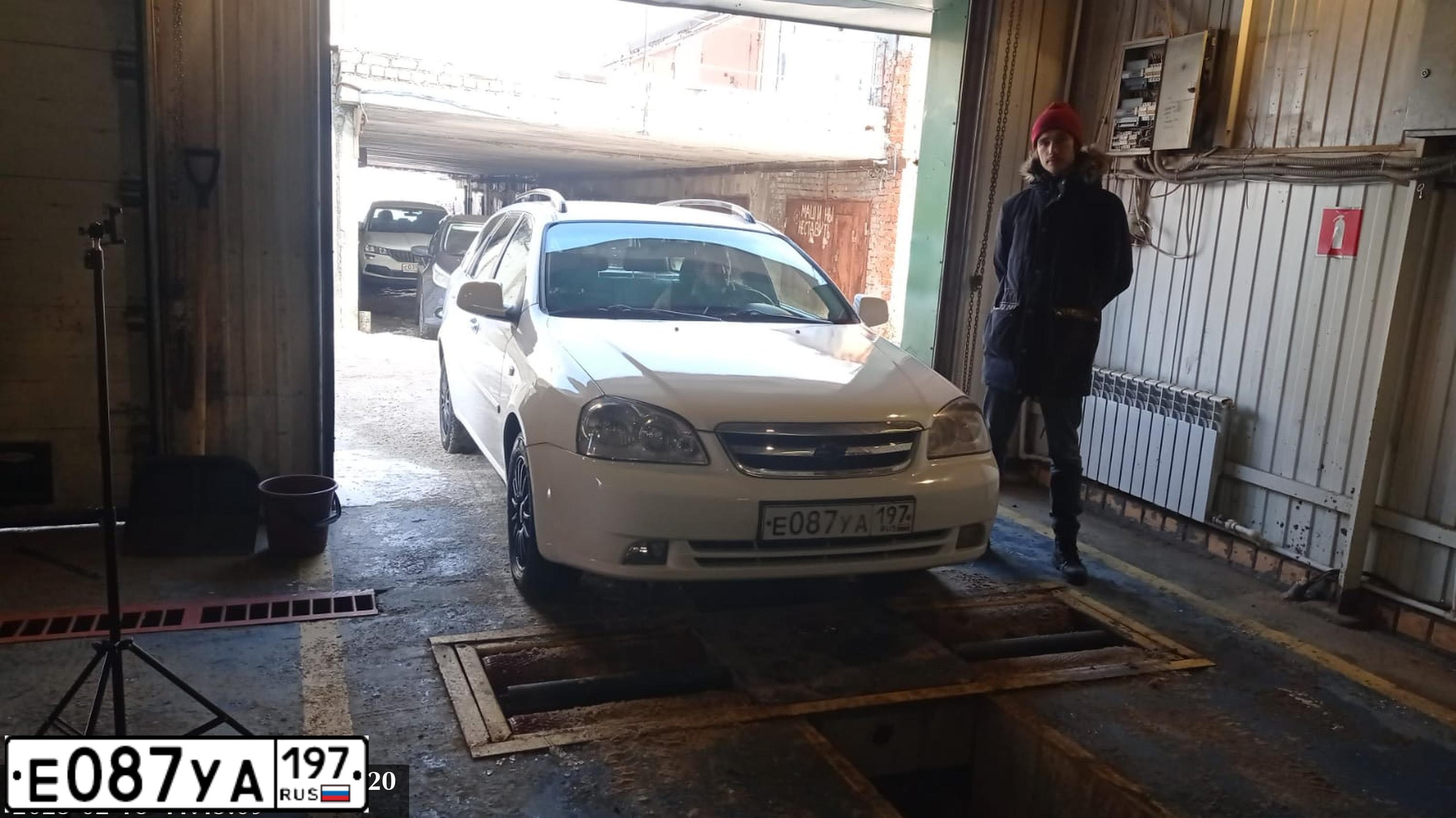 Фото автомобиля SKODA OCTAVIA, 2009 — госномер О208МН196. Цвет: Серый