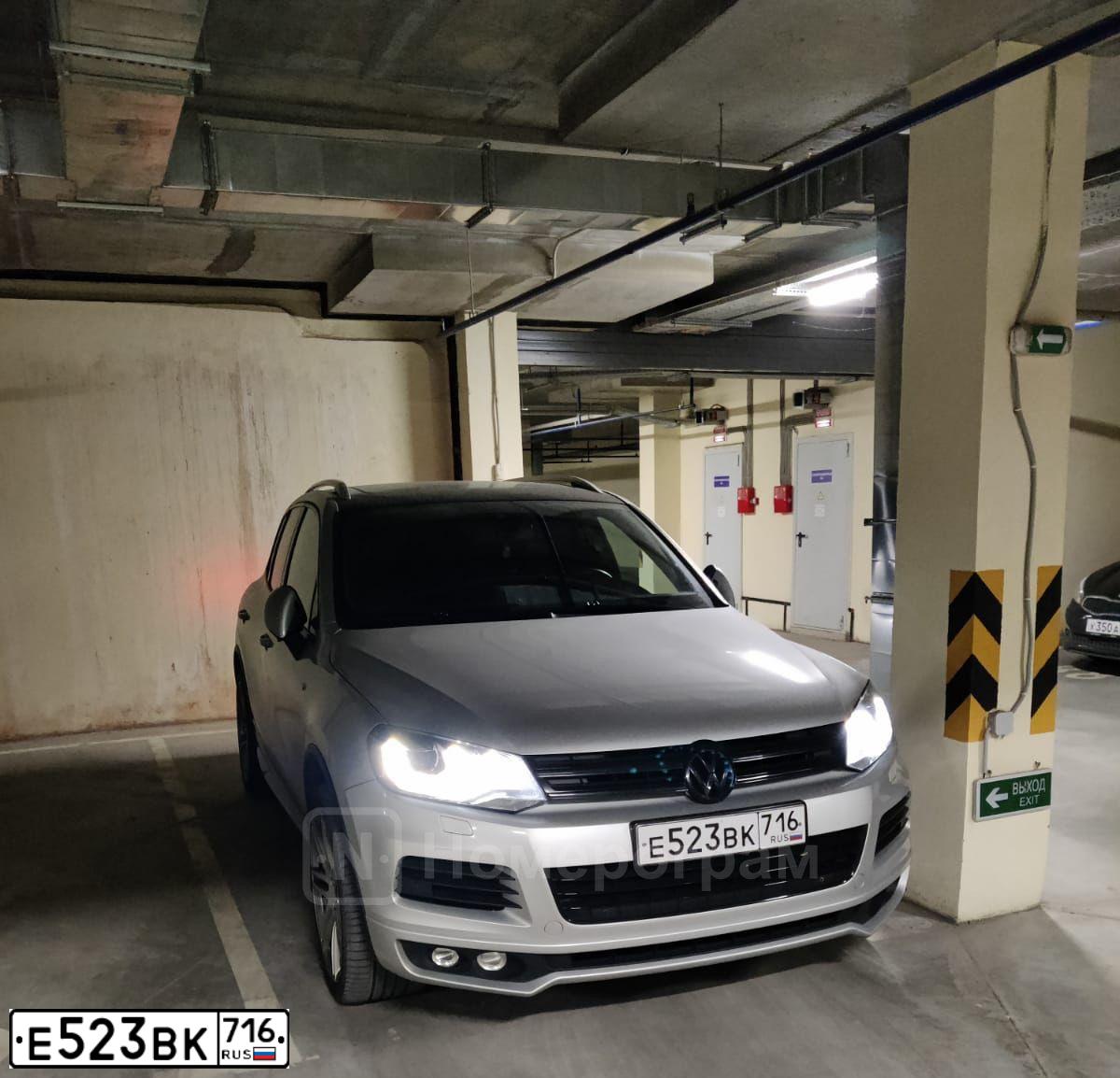 Фото автомобиля VOLKSWAGEN TOUAREG, 2014 — госномер Е523ВК716. Цвет: Серебристый
