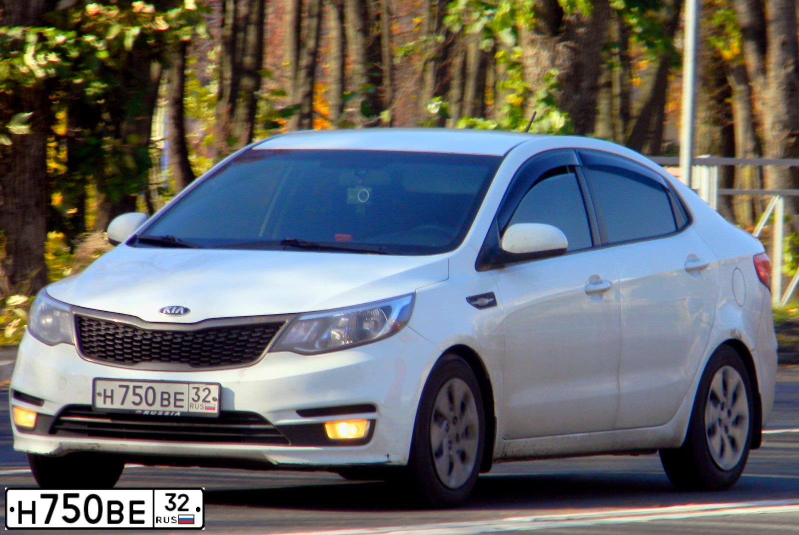 Фото автомобиля KIA RIO, 2015 — госномер Н750ВЕ32. Цвет: БЕЛЫЙ