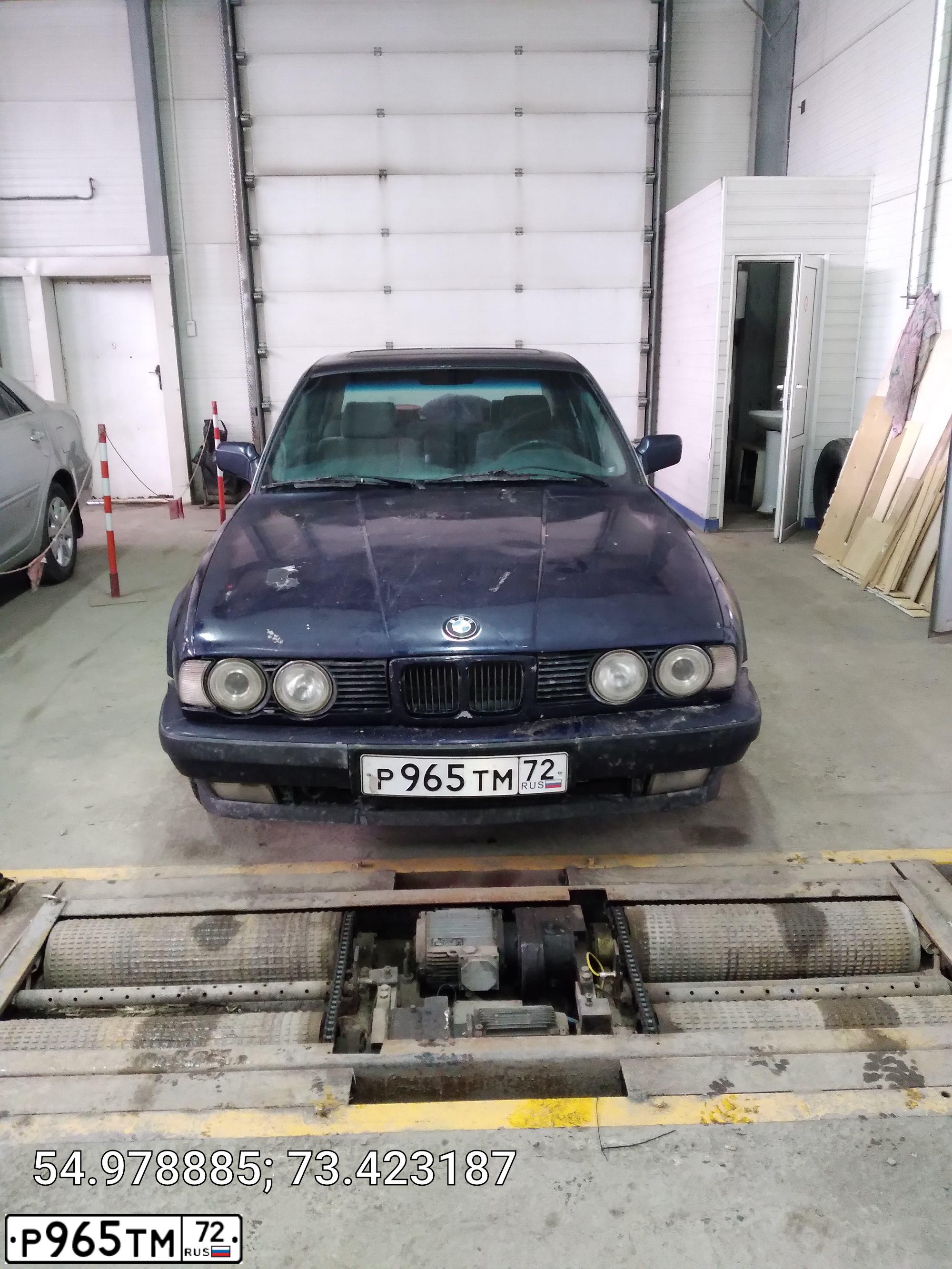 Фото автомобиля БМВ 525I, 1988 — госномер Х323ЕХ55. Цвет: Темно-синий