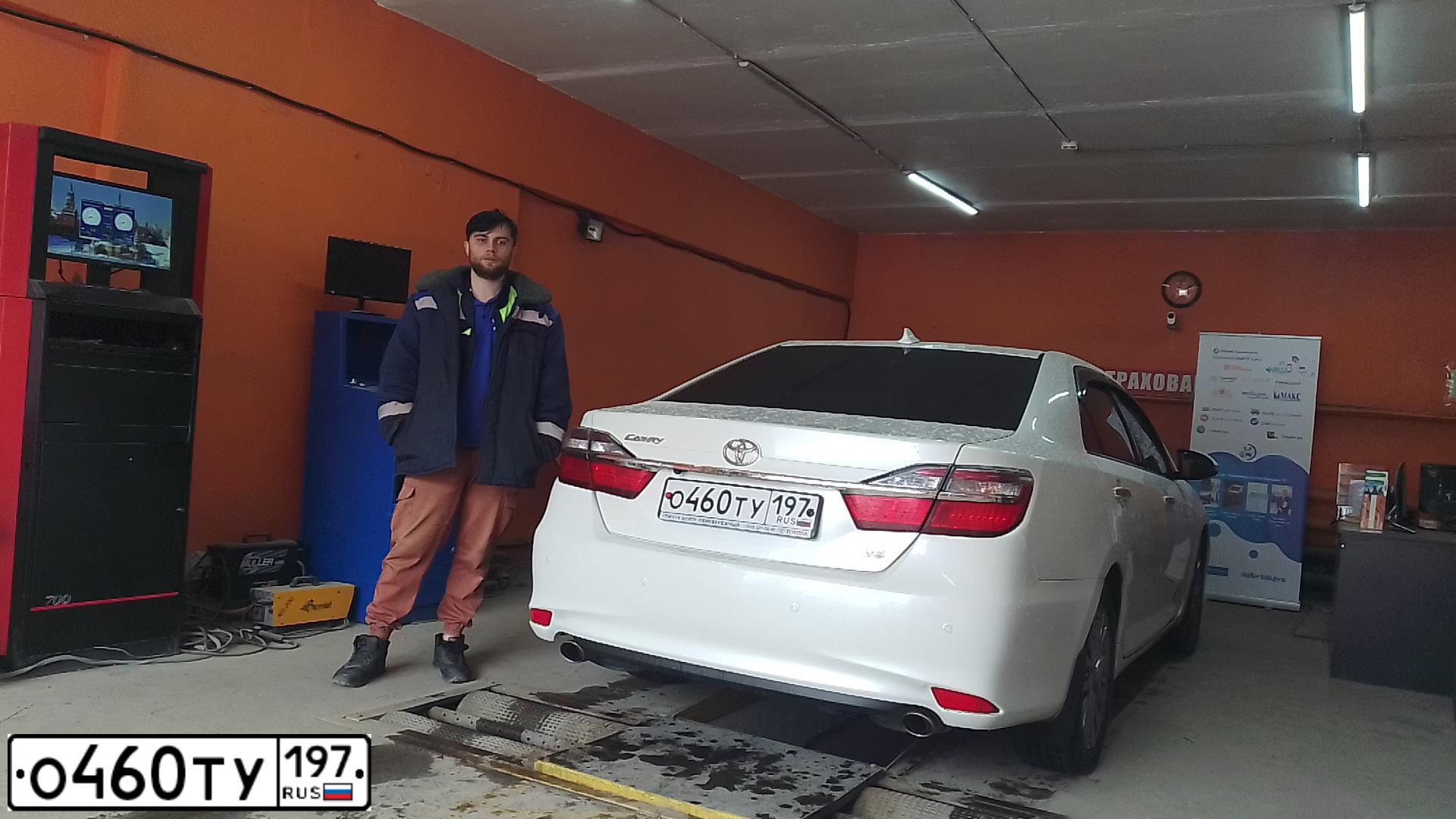 Фото автомобиля TOYOTA CAMRY, 2017 — госномер О460ТУ197. Цвет: БЕЛЫЙ ПЕРЛАМУТР