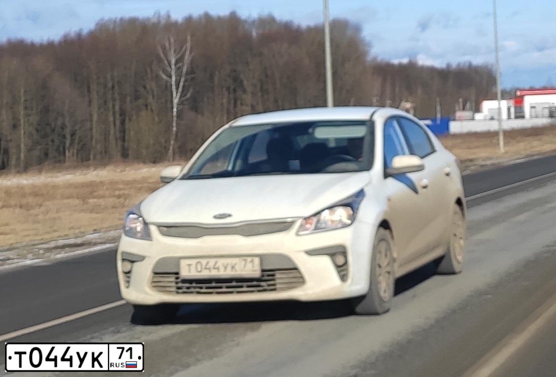 Фото автомобиля KIA RIO, 2019 — госномер Т044УК71. Цвет: Белый