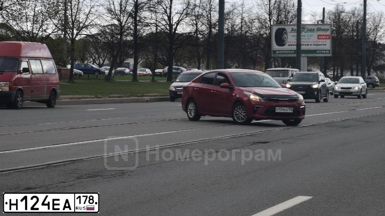 Фото автомобиля RENAULT MEGANE /GRAND/ SCENIC, 2008 — госномер М585ЕС178. Цвет: серебристый