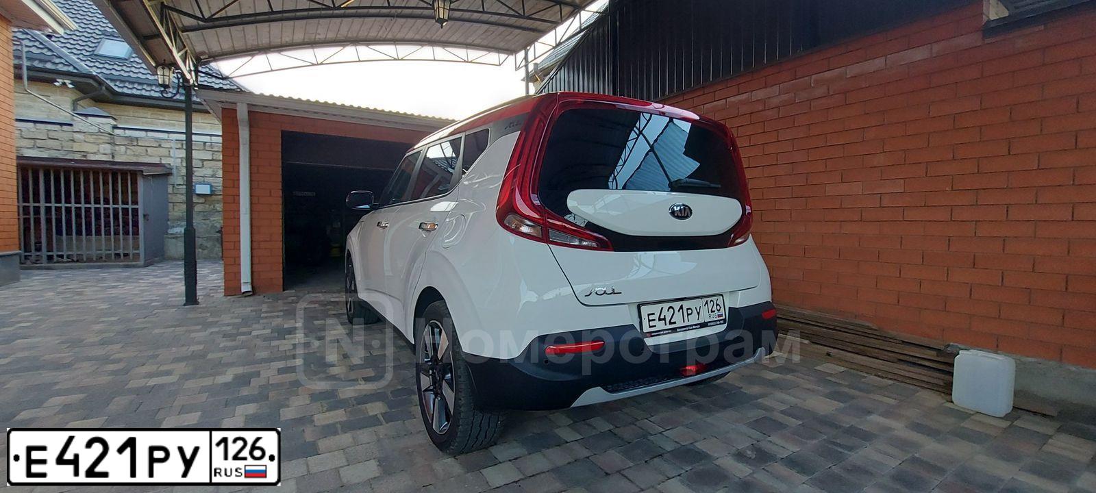 Фото автомобиля KIA SOUL, 2019 — госномер Е421РУ126. Цвет: БЕЛЫЙ