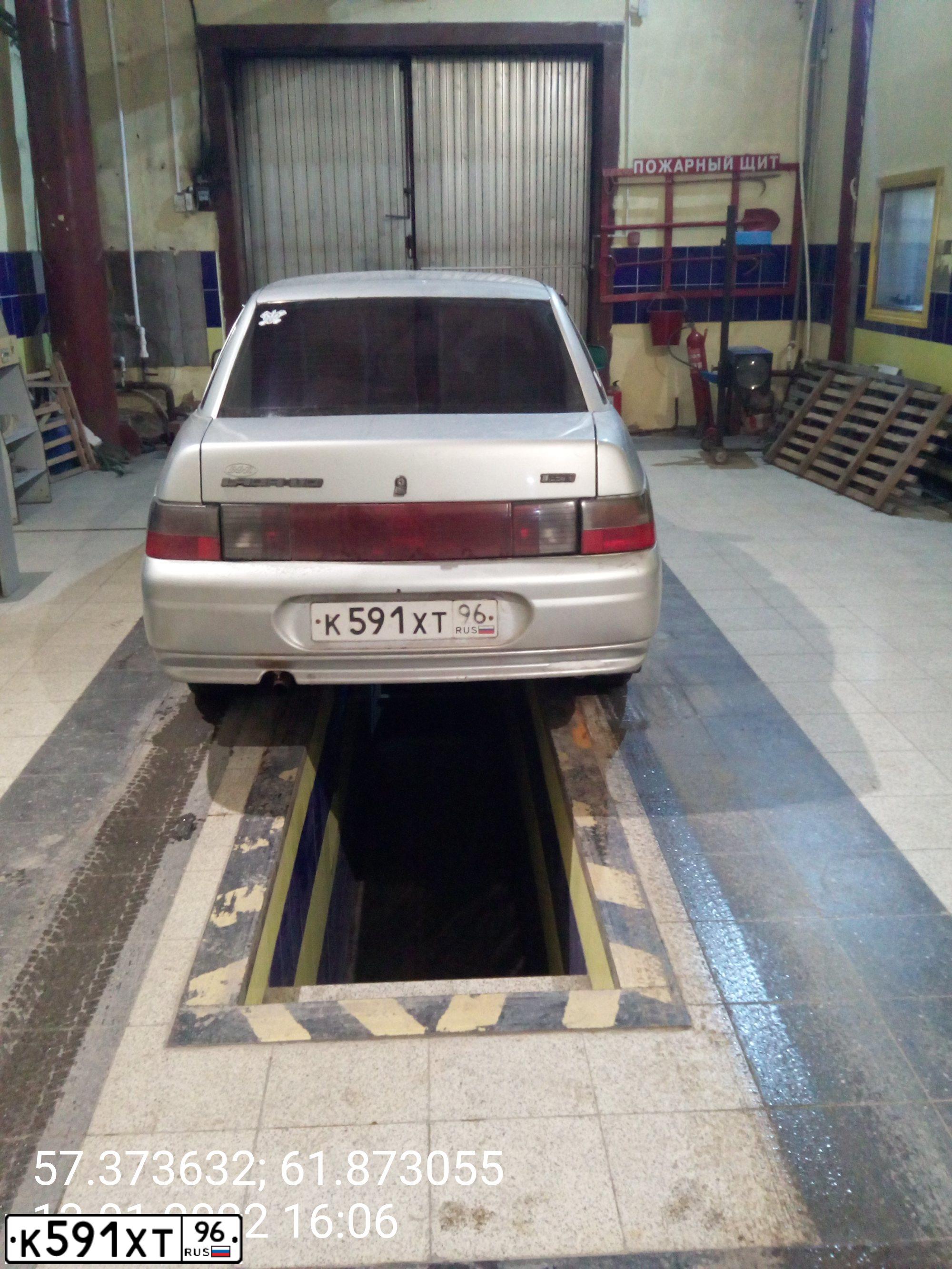Фото автомобиля LADA 2110, 2002 — госномер С215МР196. Цвет: голубой