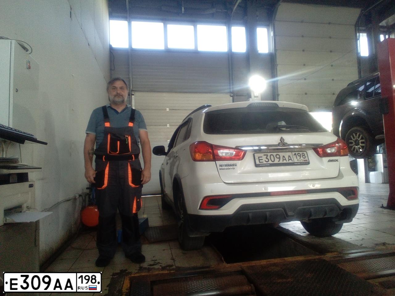 Фото автомобиля MITSUBISHI ASX, 2019 — госномер К204СС147. Цвет: Белый