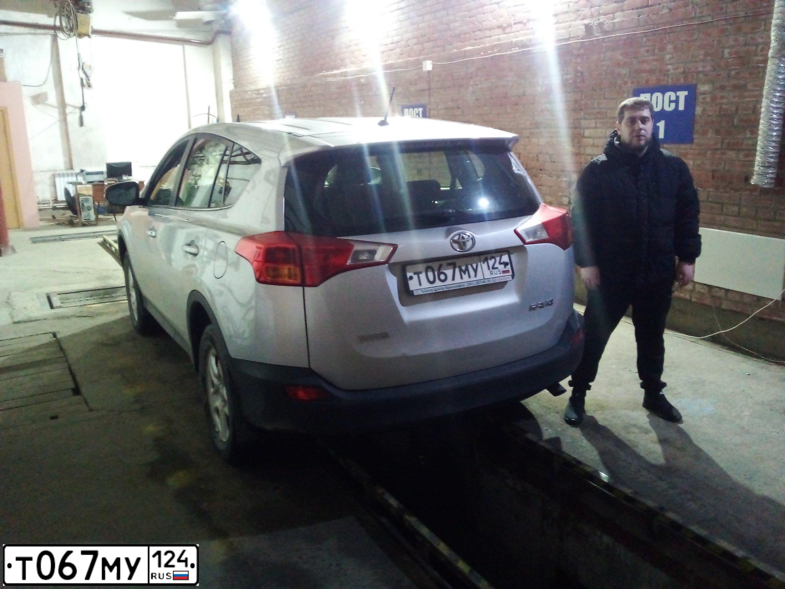 Фото автомобиля TOYOTA RAV4, 2015 — госномер Т067МУ124. Цвет: СЕРЫЙ