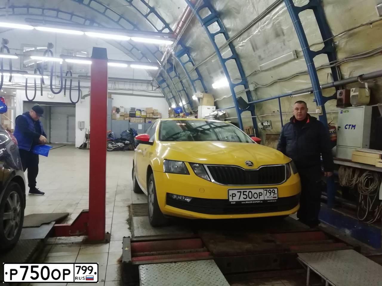 Фото автомобиля SKODA OCTAVIA, 2019 — госномер У669АМ58. Цвет: ЖЁЛТЫЙ