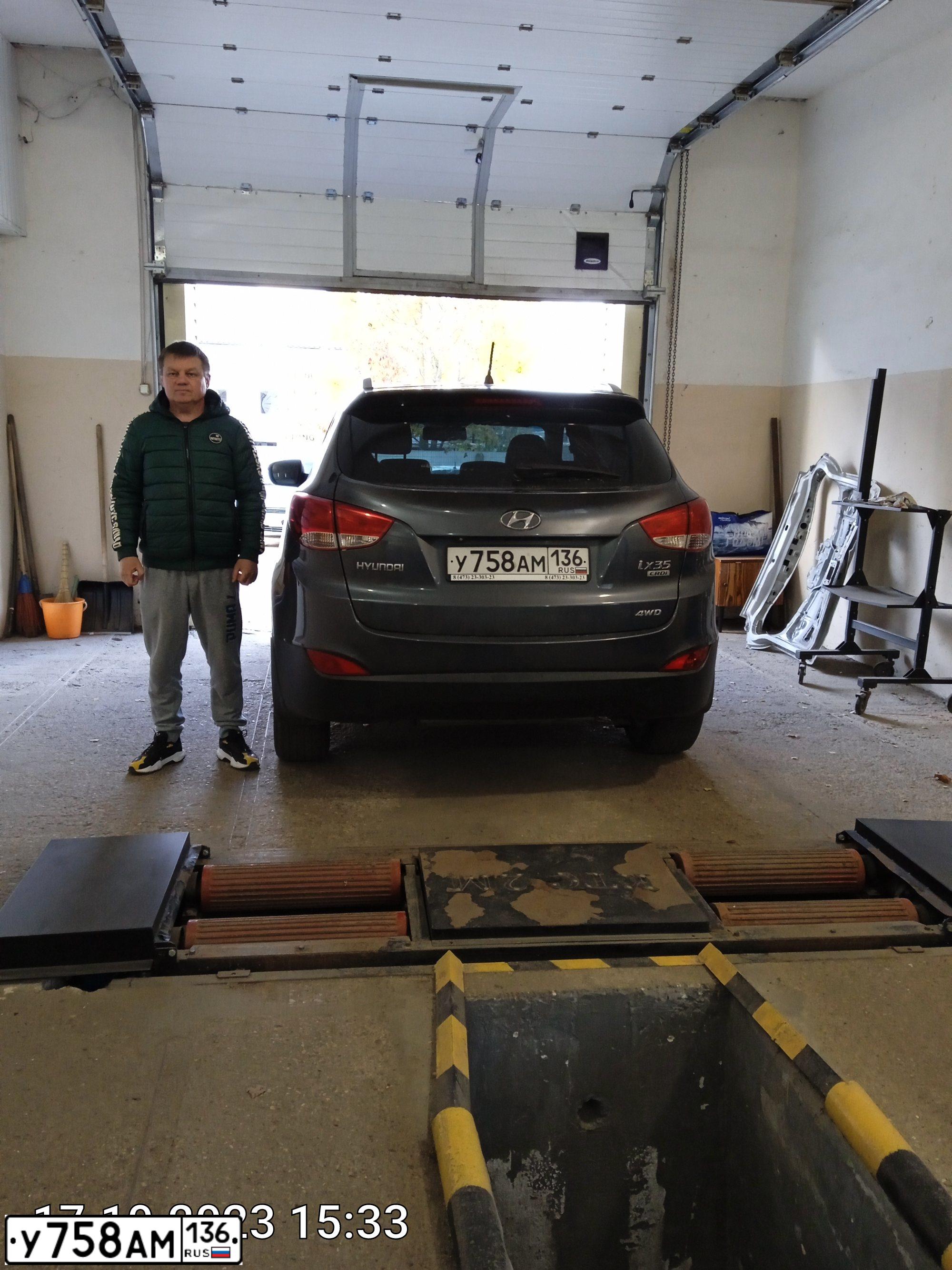 Фото автомобиля HYUNDAI IX35, 2010 — госномер Т044ТТ48. Цвет: ТЕМНО-СЕРЫЙ