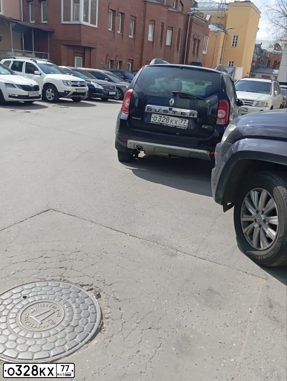 Фото автомобиля RENAULT DUSTER, 2013 — госномер О328КХ77. Цвет: ЧЕРНЫЙ