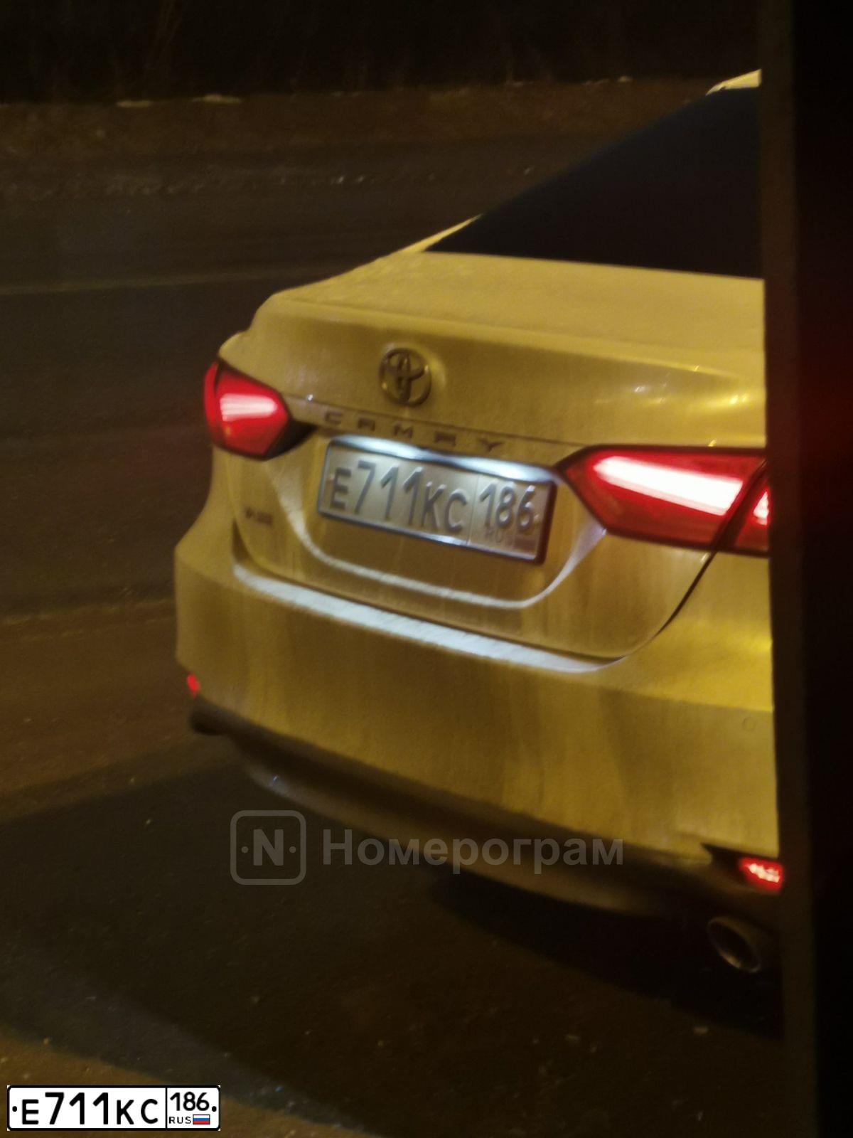 Фото автомобиля TOYOTA CAMRY, 2019 — госномер Е711КС186. Цвет: БЕЛЫЙ ПЕРЛАМУТР