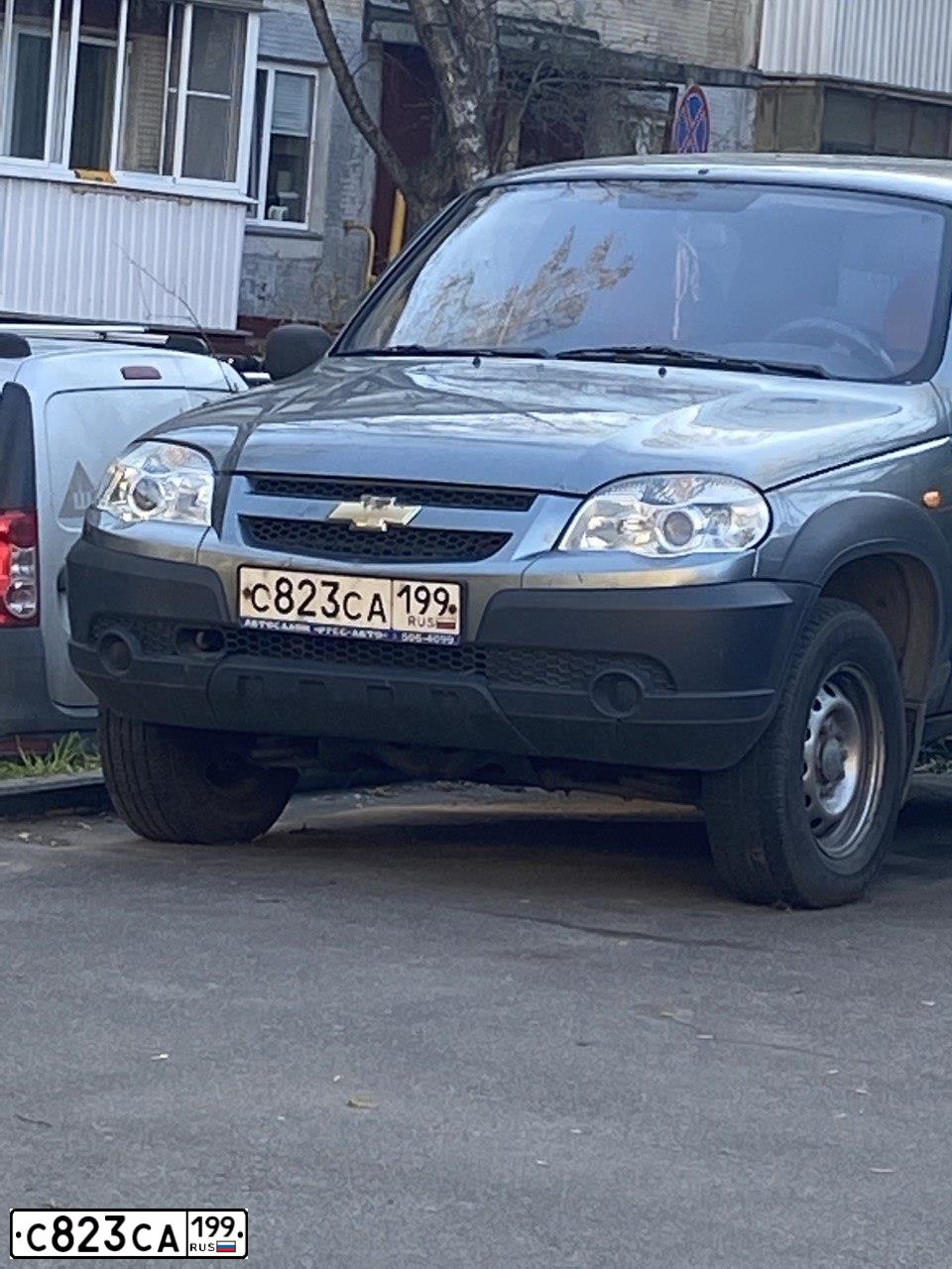 Фото автомобиля CHEVROLET NIVA, 2009 — госномер С823СА199. Цвет: Темно-серый металлик