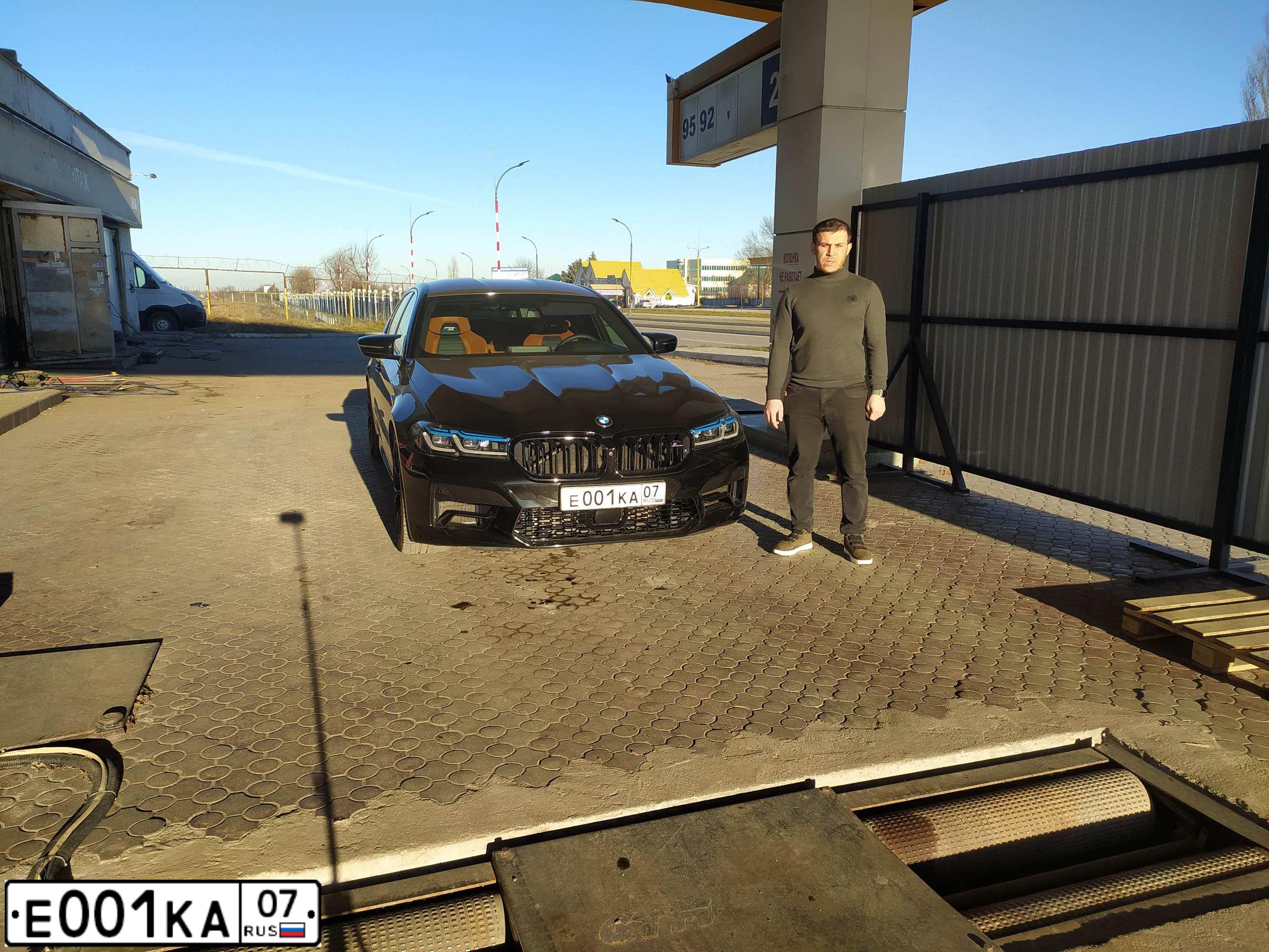 Фото автомобиля BMW M5, 2019 — госномер Е001КА07. Цвет: ЧЕРНЫЙ