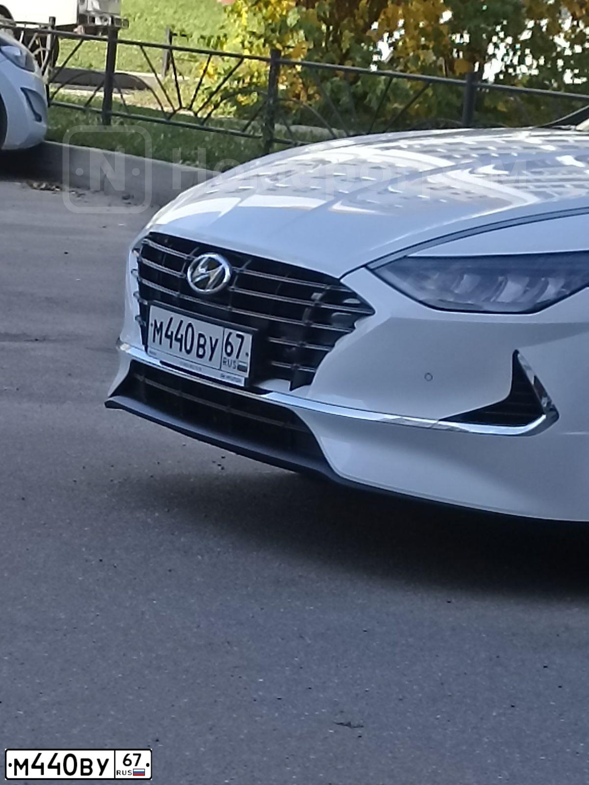 Фото автомобиля HYUNDAI SONATA, 2019 — госномер М440ВУ67. Цвет: Белый