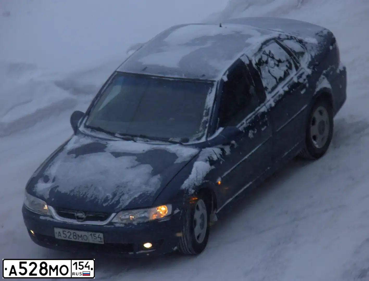 Фото автомобиля OPEL VECTRA, 1999 — госномер А528МО154. Цвет: ТЕМНО СИНИЙ