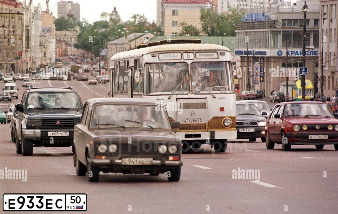 Фото автомобиля (VOLKSWAGEN) 500 VОLКSWАGЕN (302 - КРАСНЫЙ - ВИШНЕВЫЙ), 1990 — госномер Е933ЕС50