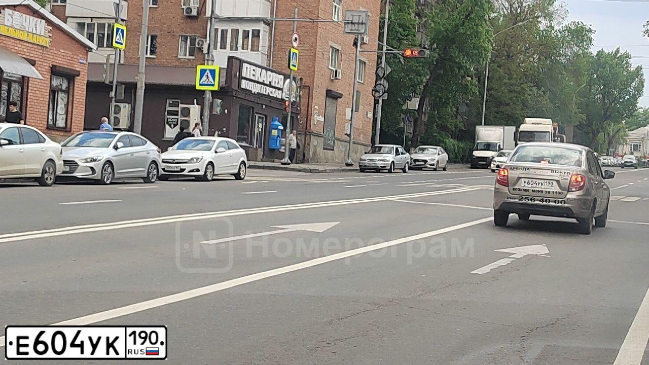 Фото автомобиля NISSAN X-TRAIL, 2012 — госномер Е604УК190. Цвет: СЕРЫЙ